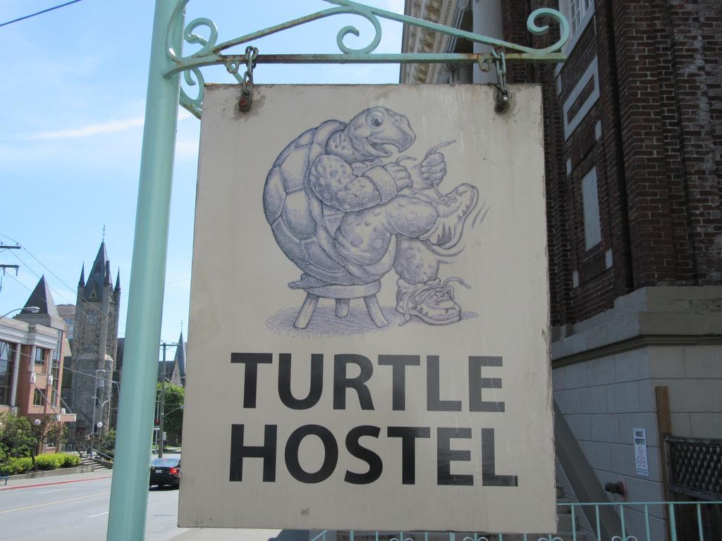 Turtle Hostel Victoria Esterno foto